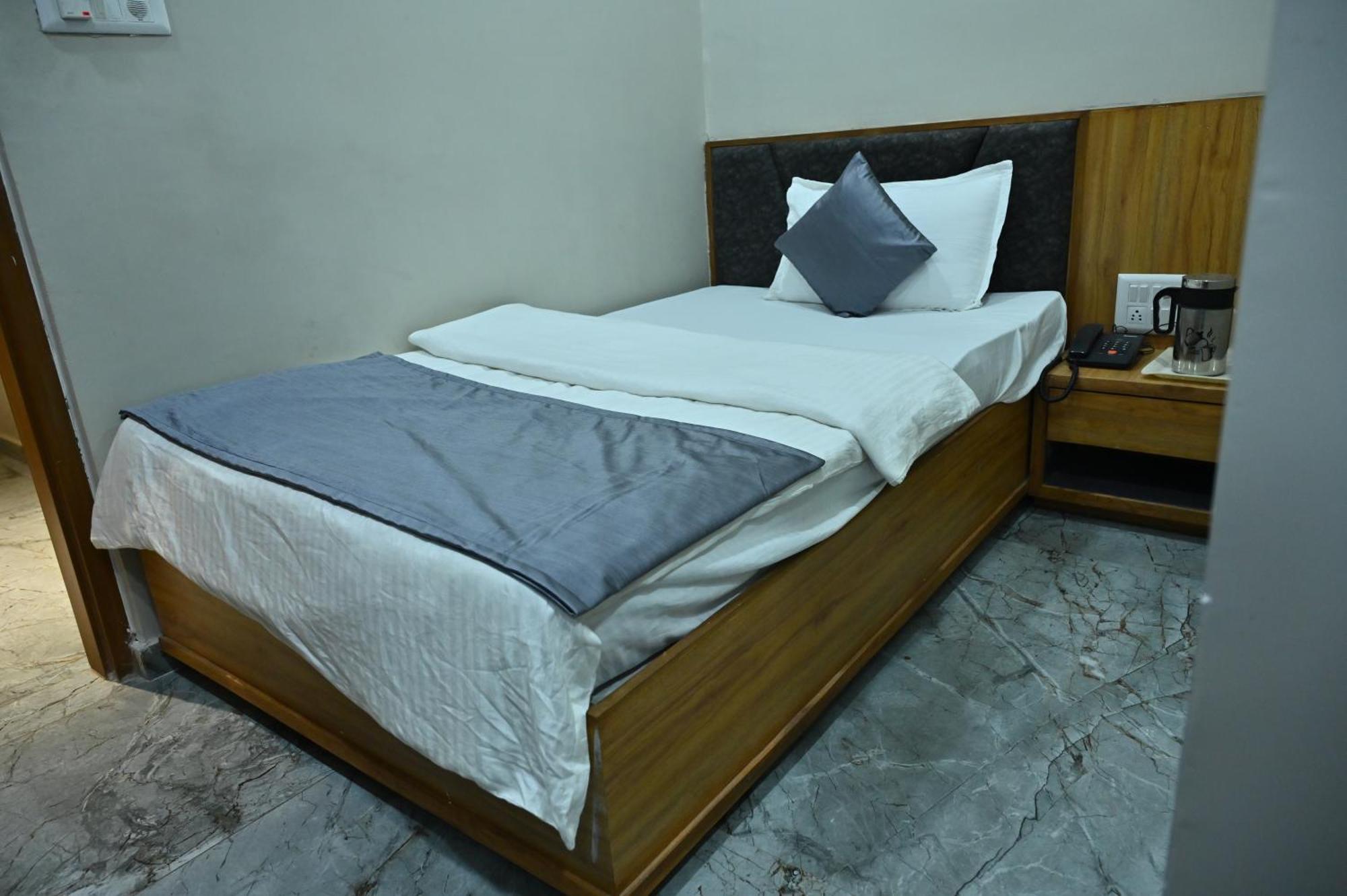 Hotel Sury Villa Ahmedabad Eksteriør billede