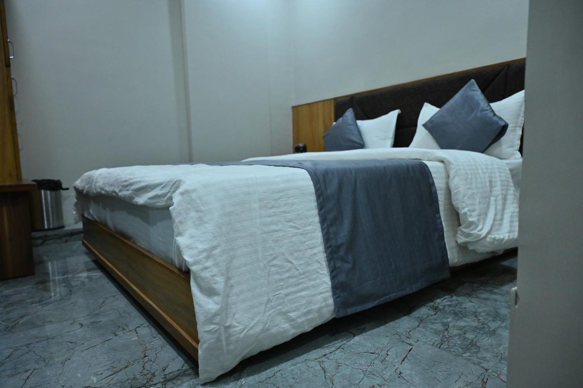 Hotel Sury Villa Ahmedabad Eksteriør billede