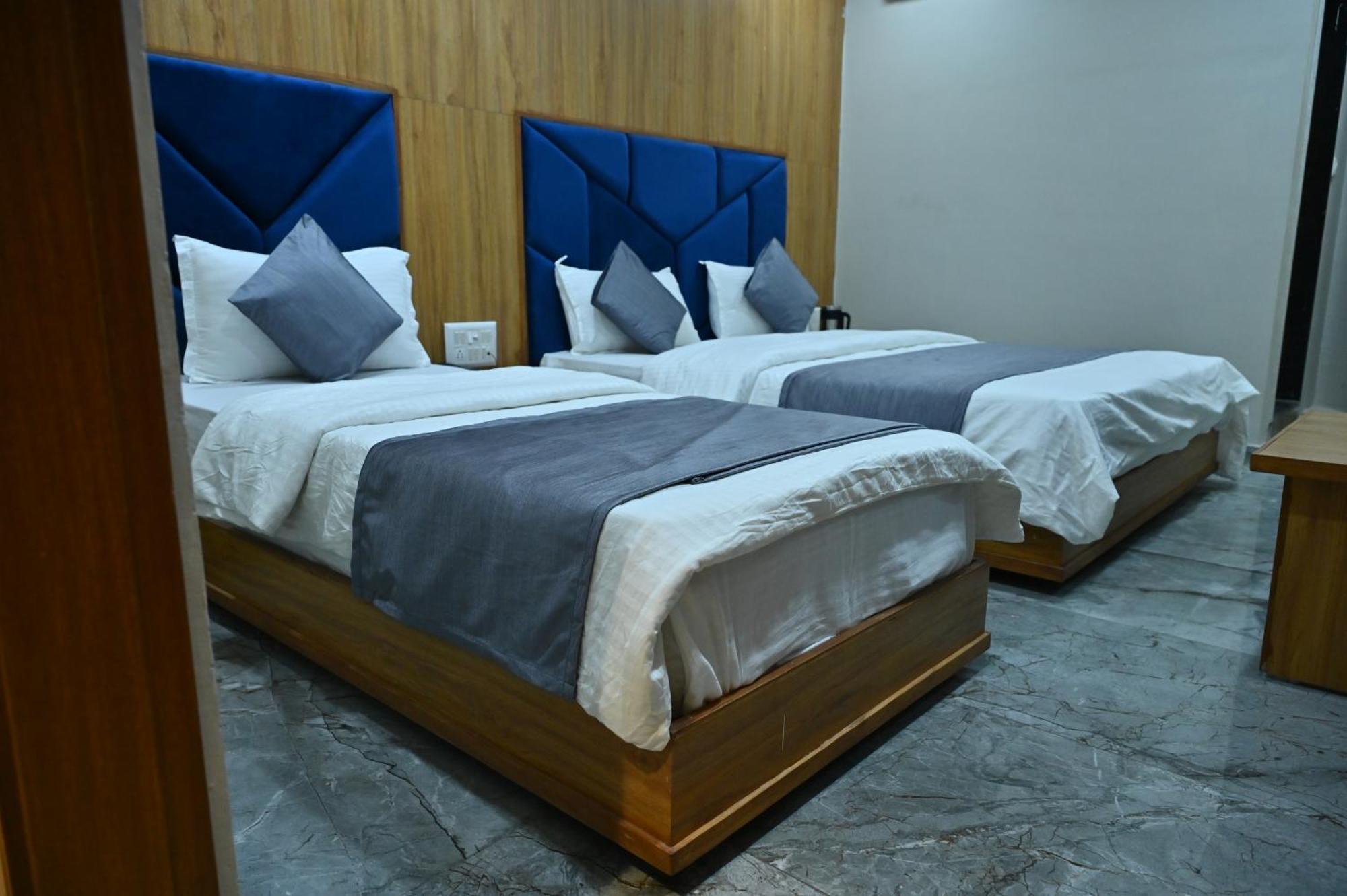 Hotel Sury Villa Ahmedabad Eksteriør billede