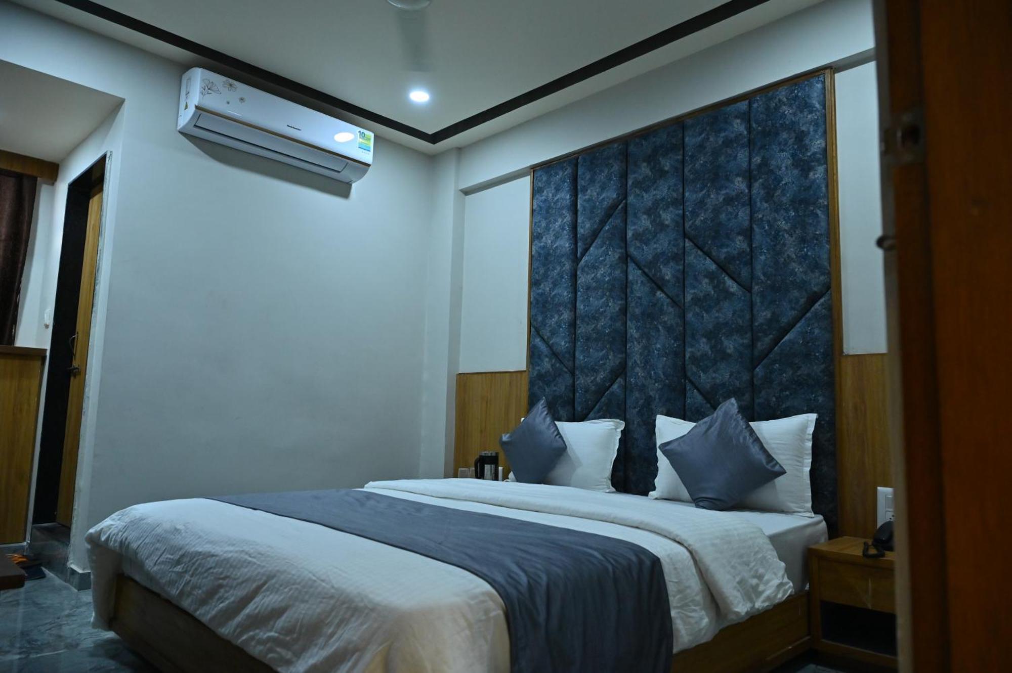 Hotel Sury Villa Ahmedabad Eksteriør billede